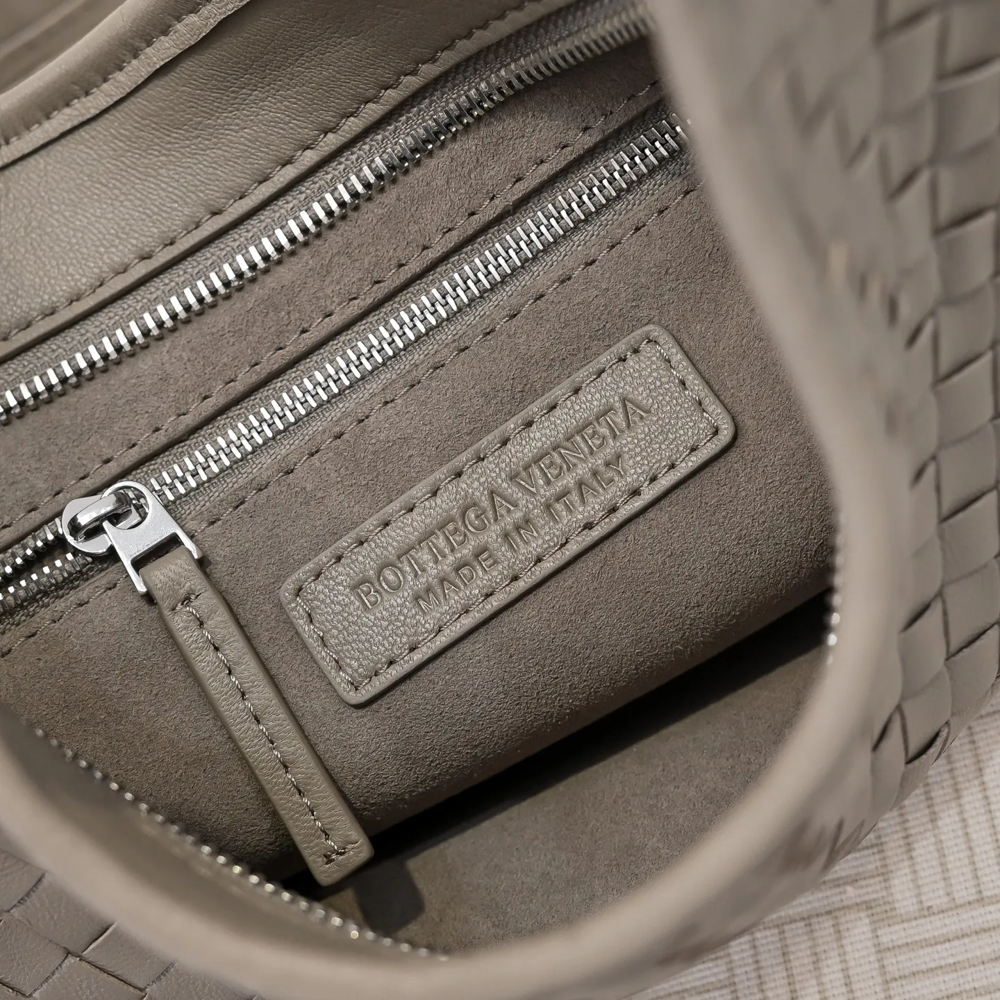 Batch 1660 BV intricate woven leather crossbody bag. Practical design. Made of soft cowhide weaving technology. The upper body has a high-end feel [Victory] zipper opening and closing method, which makes it more secure. It is light and comfortable to use. The crossbody shape is large enough and has full fashion attributes. ‼ ️Regardless of men and women, it is super versatile for any crowd or scene. Size: 27*17*2.5cm Model: 6918
